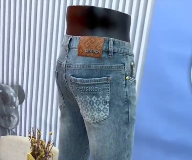 女士时尚牛仔裤